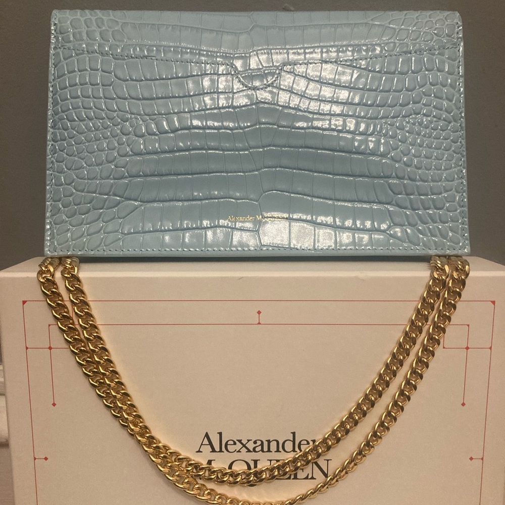 BNIB ALEXANDER McQUEEN Medium Skull Bag in Light Blue with Gold Hardware - Picture 3 of 5